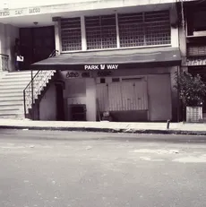 Local vacío antes de convertirse en El Garaje de los Primos