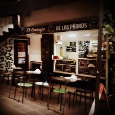 Fachada original de El Garaje de los Primos